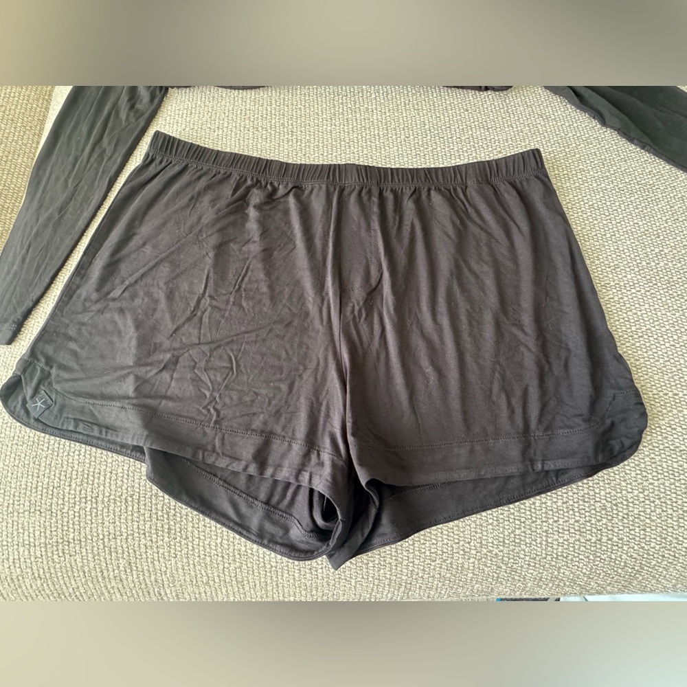 Women’s Barefoot dreams Malibu PJ set  Medium - Picture 3 of 12